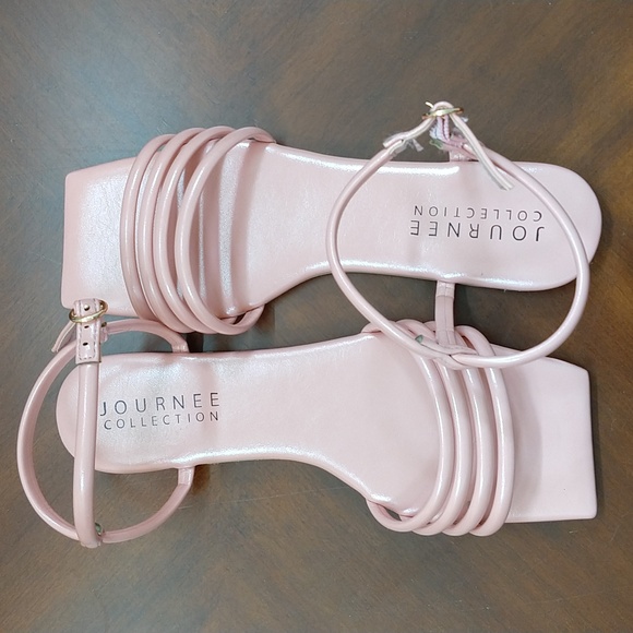 Journee Collection Sandals 7.5 - Picture 1 of 8